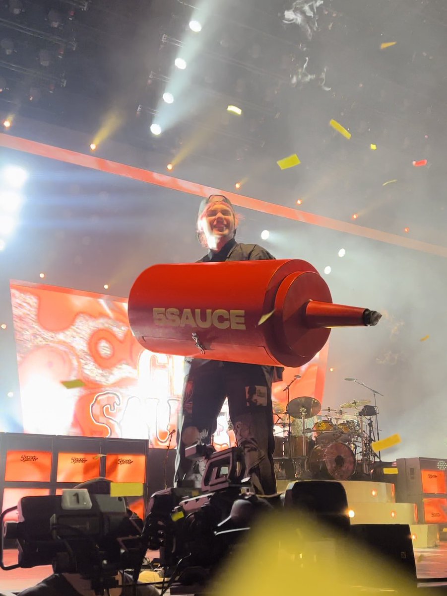 bpstanexp's tweet photo. The North America leg of #The5SOSShow has officially come to an end! We had the most magical time and hope you did too. Reply with your favorite photos you took, whether of the band, yourself or of you and your friends! Heres some of ours 💙 https://t.co/JtzoE8IL6m