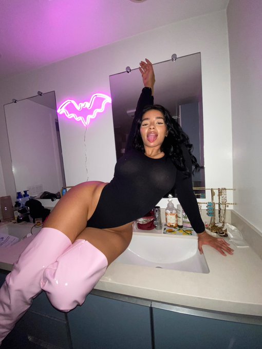 What are your weekend plans? 😈 https://t.co/4rN4HlrJSH