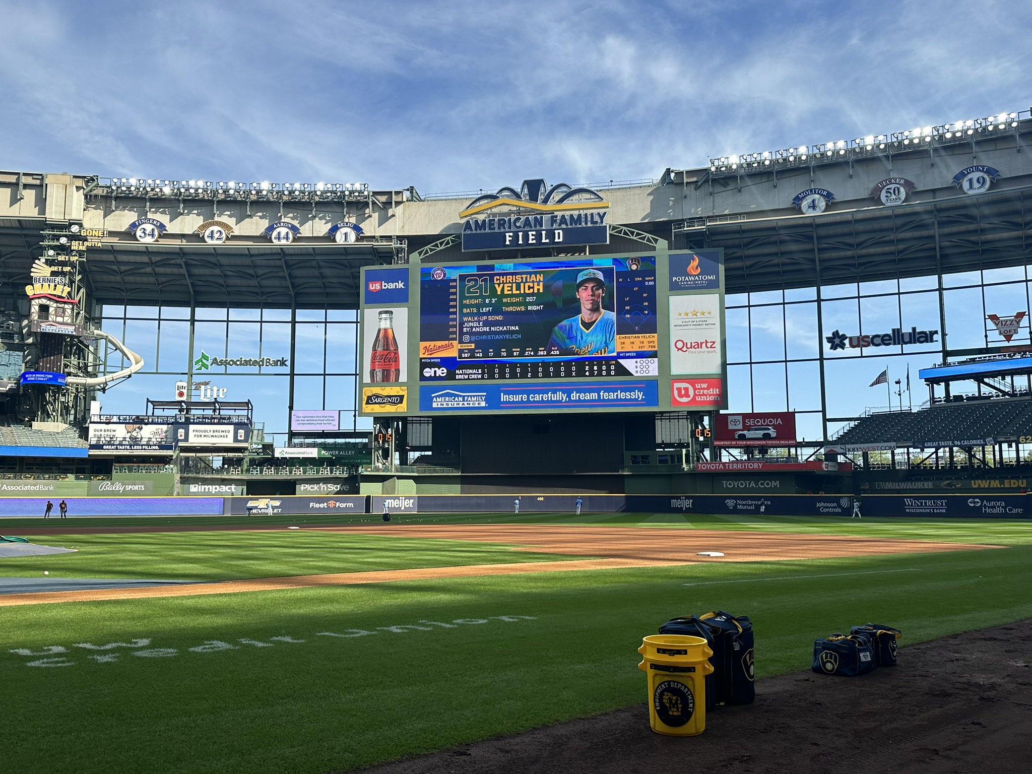 Brewers nominate Christian Yelich for Roberto Clemente Award