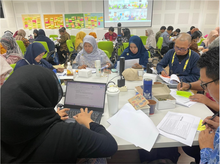 TIPConsortium's tweet image. New from TIPC! 📣 Another fascinating addition to the #TIPResourceLab

Suci Lestari Yuana, one of TIPC&apos;s coaches, shares how school principals &amp;amp; teachers worked with TIPC approaches to assess the impact of the #Indonesia Green Principle Awards program

tipresourcelab.net/resource/blog-…