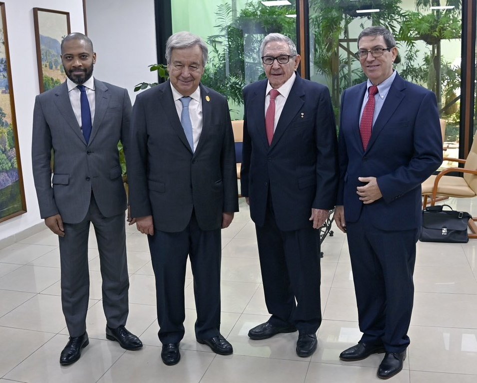 En marco Cumbre #CubaG77, el General de Ejército Raúl Castro Ruz recibió al sec. gral. ONU, <a href="/antonioguterres/">António Guterres</a>, a quien reafirmó voluntad de #Cuba de seguir impulsando el multilateralismo y el compromiso de avanzar en el cumplimiento de la #Agenda2030 sobre Desarrollo Sostenible.