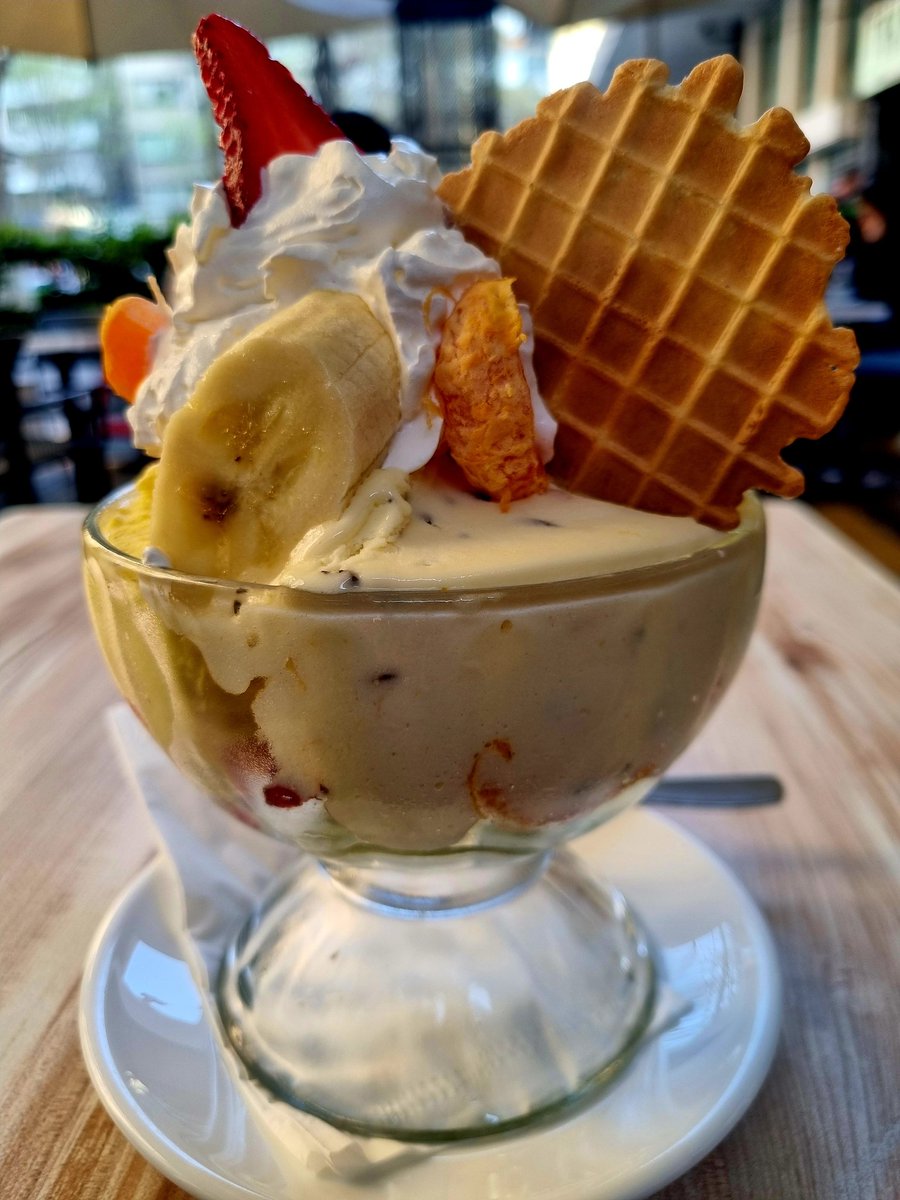 BernyGodoy1's tweet photo. Una pequeña copa de helado..😜🤭🤭 ñam.ñam. está deliciosa. https://t.co/CBHSCW1pGf