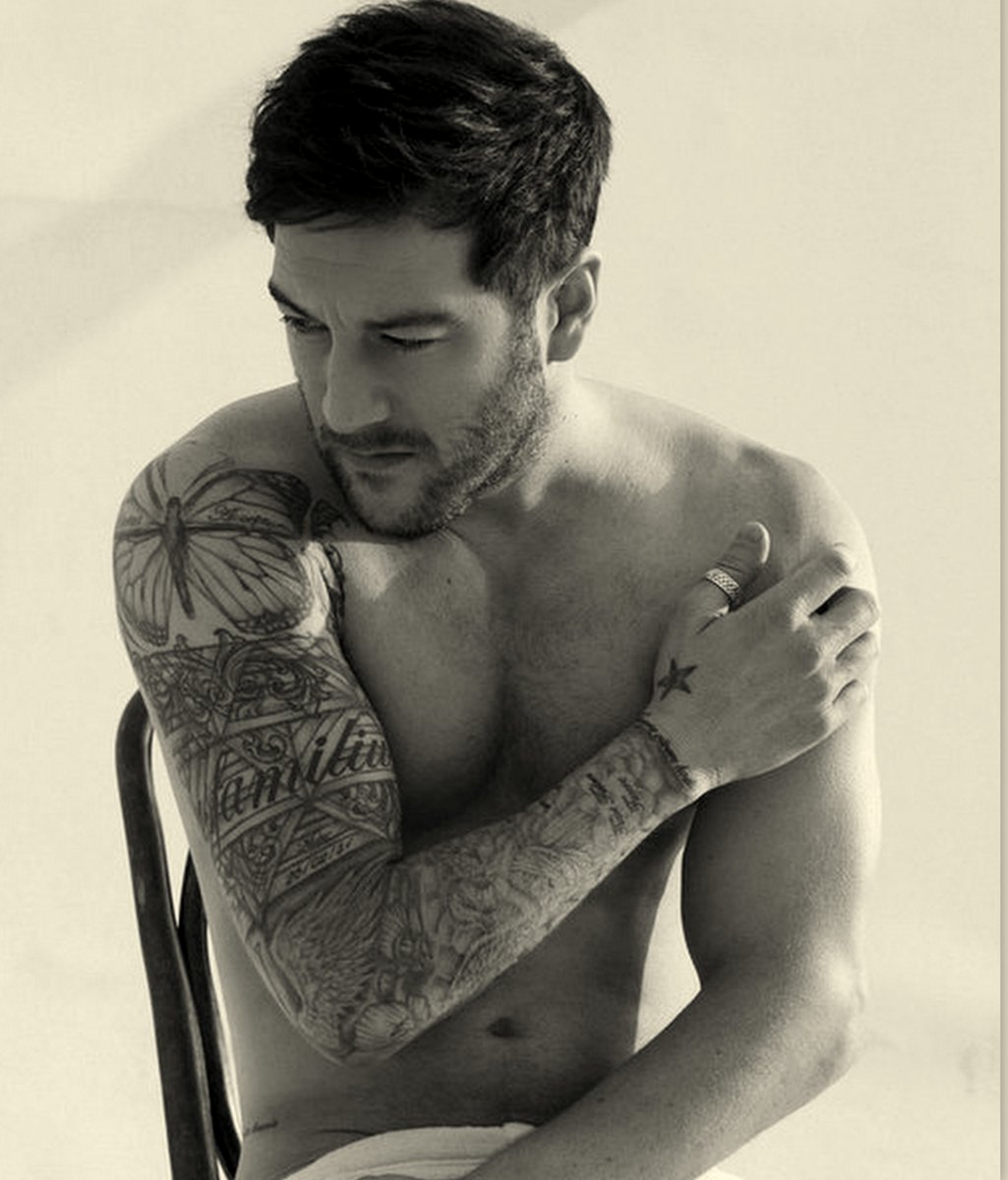 Matt_Cardle_AG's tweet photo. 📸 Here’s a #SundaySizzler just for you! 📷#photoshoot #IntimateAndLive #2016 #programme #MattCardle https://t.co/V6OyfwQ9bL