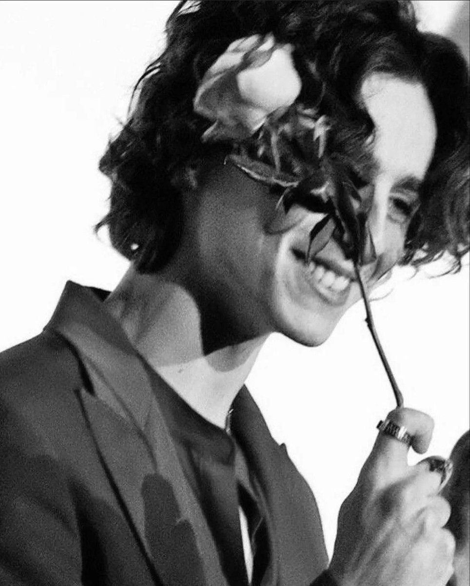whitart86's tweet photo. Painting the roses red. I don’t care how much it hurts. You broke me first. https://t.co/iqyYrkLgzb