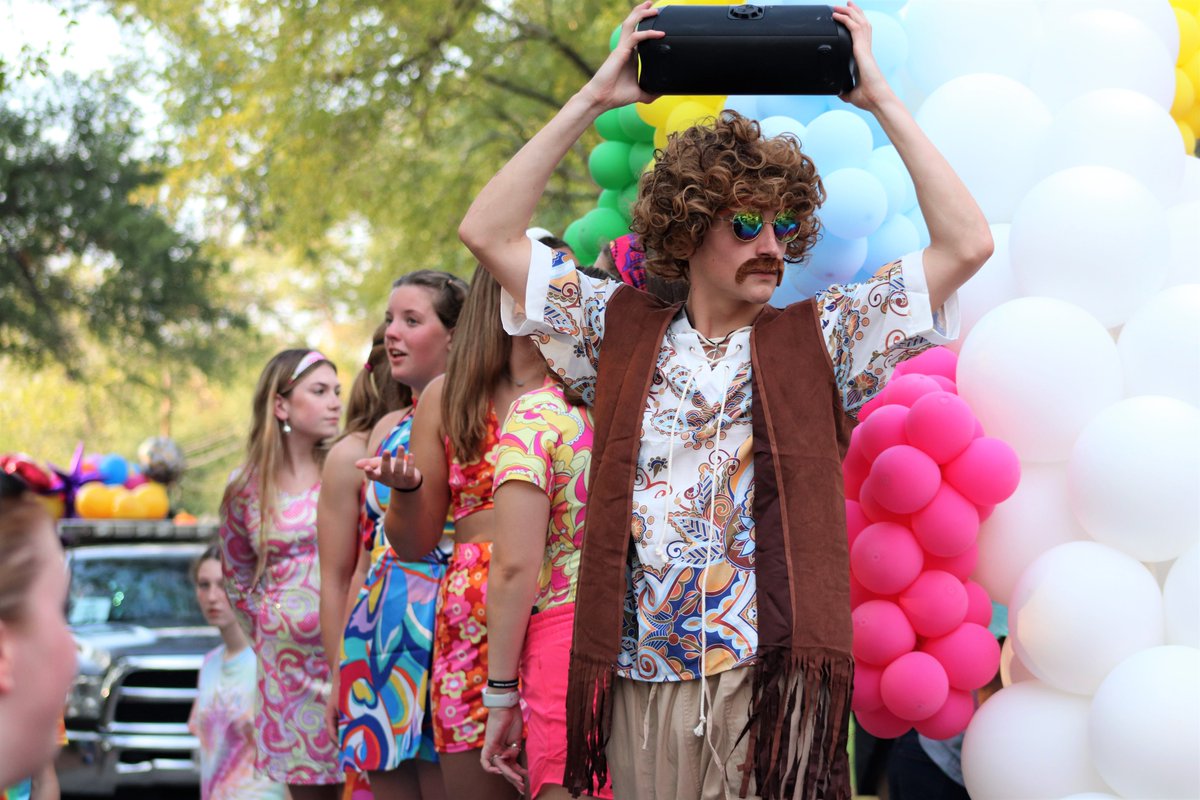 wildkatphotos's tweet photo. WILDKAT PHOTO OF THE WEEK.
GROOVY WILDKAT. With the swim and dive float, sophomore Aaron Barker shares his 70s vibe and tunes with the parade. photo by Marina Wilson https://t.co/GtsezH3ojA