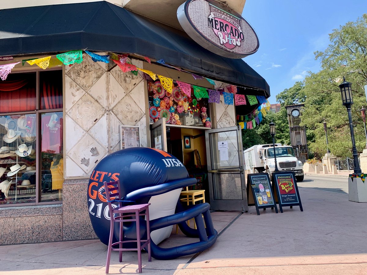 Absolutely love seeing UTSA pride for @UTSAFTBL while driving around downtown! Let's Go 210! @TheMagikTheatre #UTSA #BirdsUp #SanAntonio