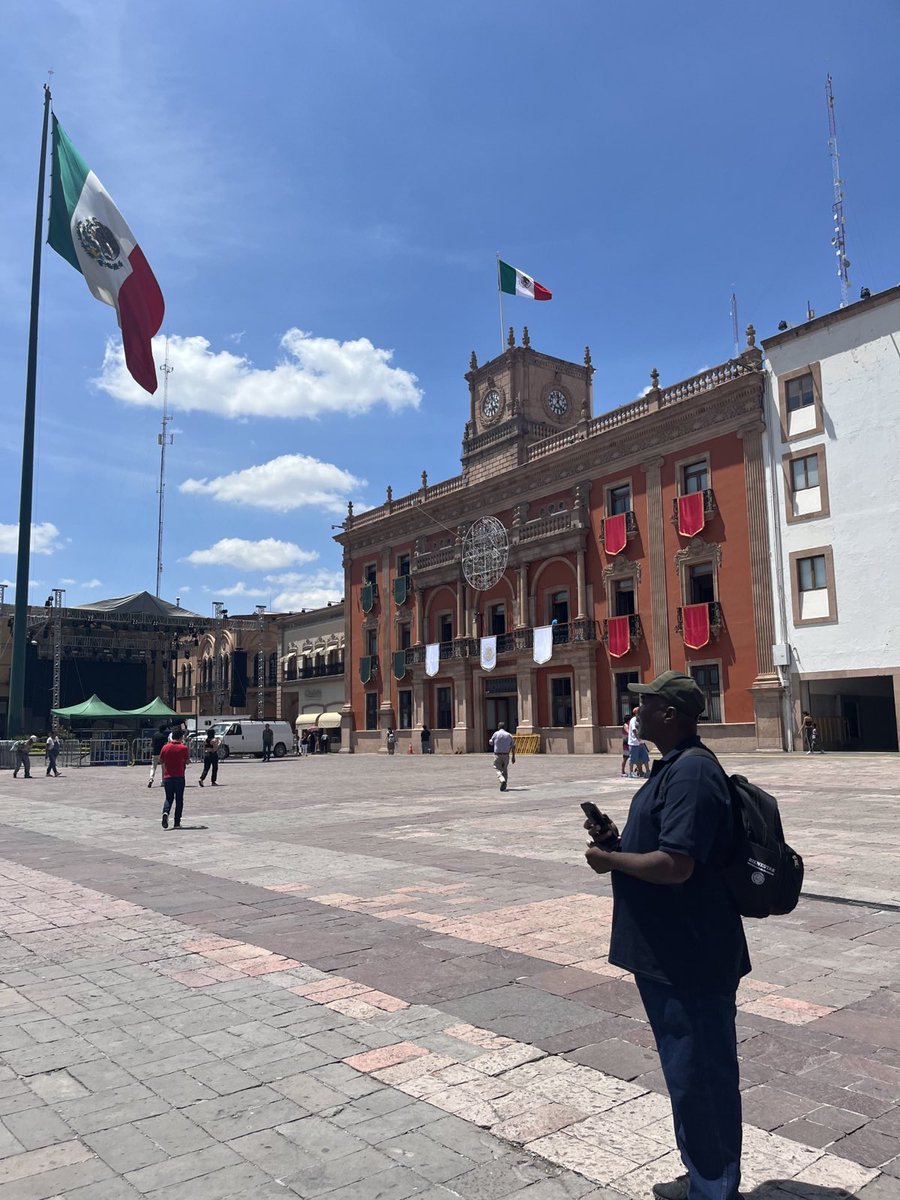 IvnAlamillo2's tweet photo. Las personas refugiadas en León, Guanajuato🦁 rehacen sus vidas. Gracias al programa de integración local (PIL) del @AcnurMexico. “Este es un nuevo comienzo y estoy muy feliz por que la ciudad se ve muy alegre por la celebración de hoy, quiero sentirme parte de este festejo 🇲🇽” https://t.co/8xyNaMoxbJ