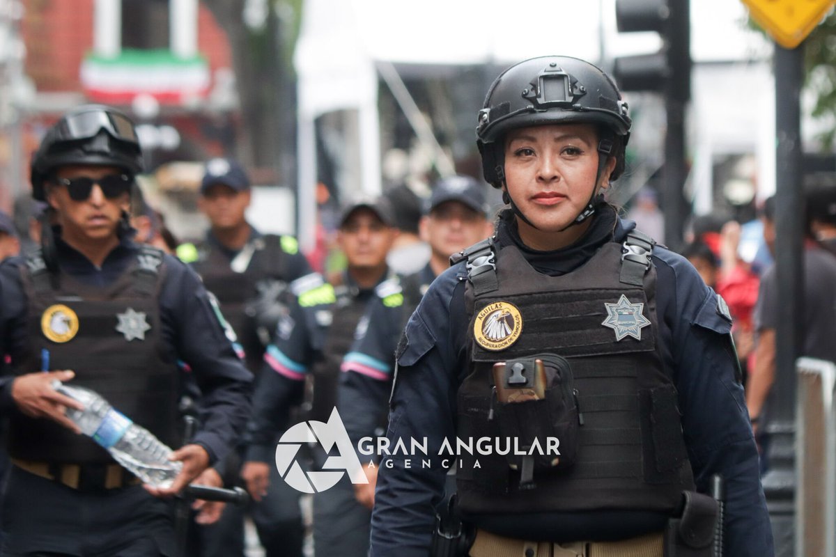 AngularAgencia's tweet photo. 🚓👮‍♀️🇲🇽 #AlMomento •• Personal de la @SSPGobPue  realiza la colocación de arcos de seguridad como parte del operativo #FiestasPatrias en el que se desplegarán más de 400 oficiales de la @SSC_Pue 

Via @Veck_Arenas https://t.co/mqP9PmnC43