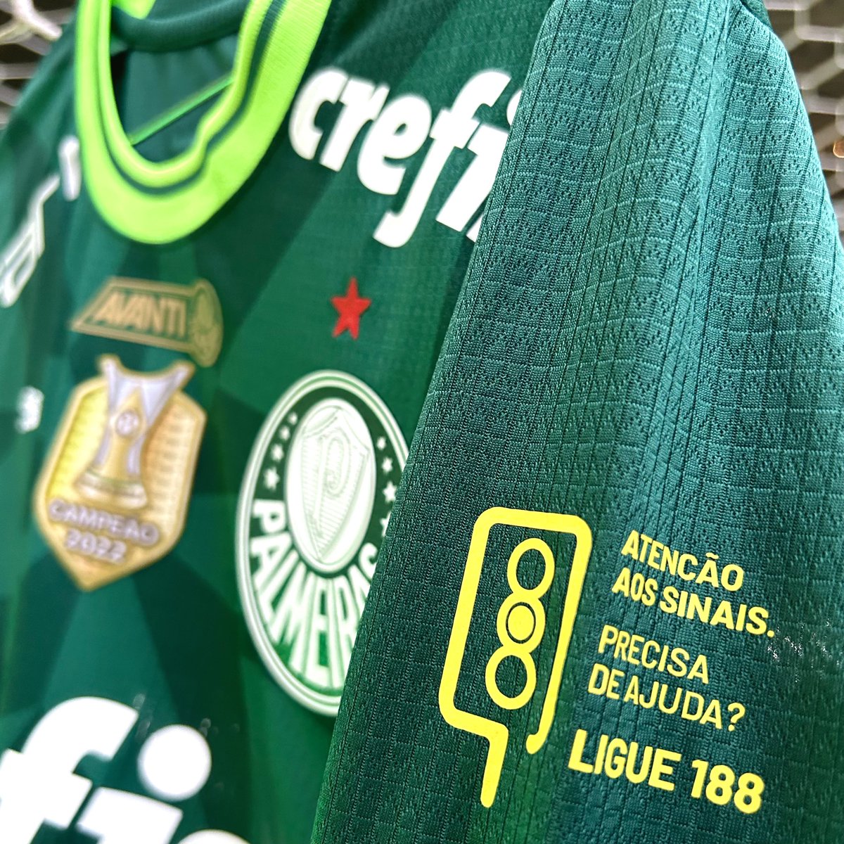 Palmeiras's tweet photo. Atenção aos sinais 🎗️

Vamos jogar hoje com um patch personalizado para a conscientização do Setembro Amarelo. Além do símbolo, o número 188, telefone dedicado exclusivamente a atender pessoas que querem e precisam conversar em sigilo, estará presente na camisa. Mais informações em nosso site ➤ https://t.co/vl7BqqofDl

#AvantiPalestra #PALxGOI
#JuntosNoBrasileirão