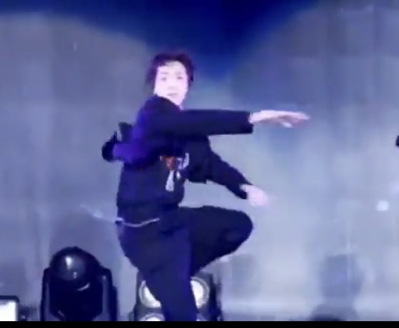 Dancing4Life_HG's tweet photo. My favorite moment from LFC 2019: confirmed how deep Hoseok’s dance technique is (spotting the turn, knee in passé) &amp; how well he understands adding accents (that head nod), texture (the full ext of his arm). &amp; his visible love of dancing ❤️🕺
I vote #JHOPE for #PopGoldenAwards https://t.co/7Mfen7xlPn