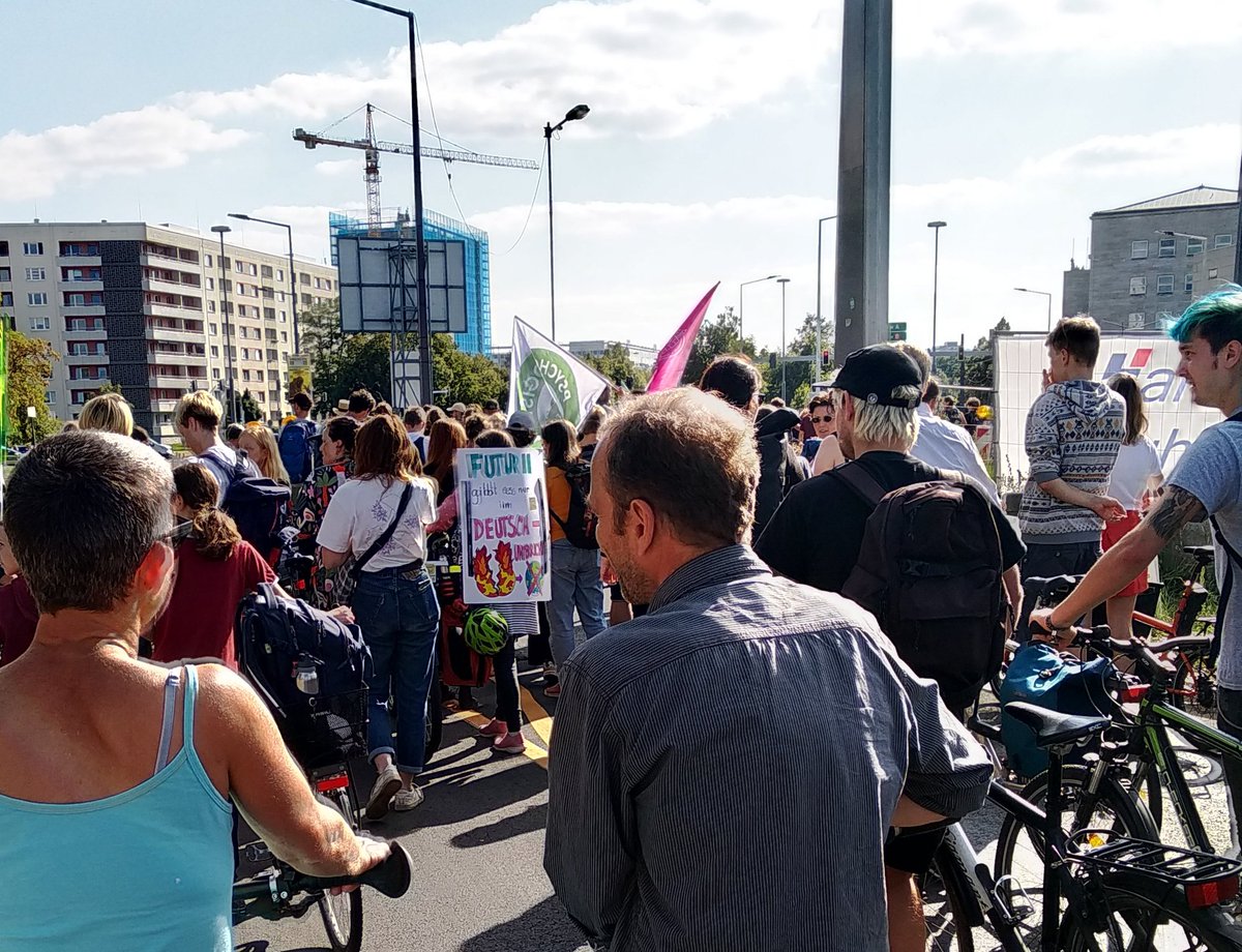 ezoderwitz's tweet photo. @stadt_dresden kann so Spaß u.v.a. Hoffnung machen: 5000+ bei #GlobalClimateStrike mit @FFFDresden, @P4F_Dresden etc. ....UND mehr #Antifa bei @hopedresden als Neonazis bei Schreiber in #LeubnitzNeuostra und deswg. frühzeitiger Auflösg. d. #fckNeonazis-Versammlg. #dd1509 https://t.co/7CQYqoLa2r