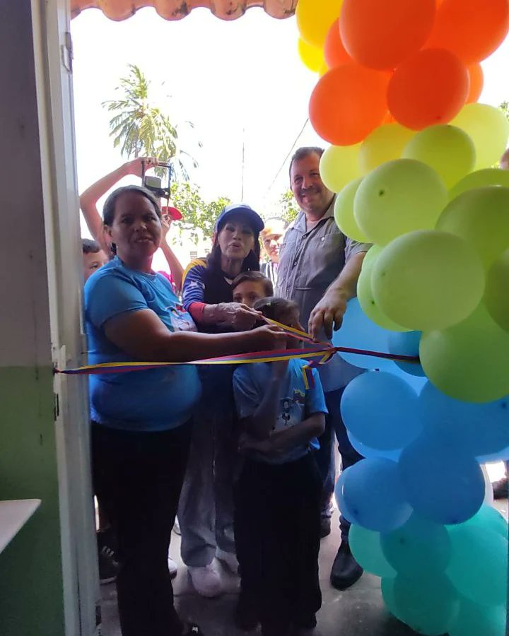 FNNSimon's tweet photo. En un hermoso día nos reunimos para inaugurar la Casa de los Niños "General en Jefe Jorge Luis García Carneiro" en el estado Nueva Esparta.

En esta nueva CDN 40 niños, niñas y adolescentes contarán con educación, recreación, alimentación y mucho más para su crecimiento. https://t.co/ixhMIFmdhE
