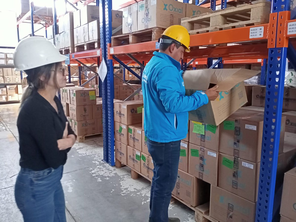 Arcsa_Ec's tweet photo. #ArcsaEnAcción | Para garantizar la calidad de los medicamentos que llegan a los ciudadanos, técnicos de #ArcsaZona9 verifican condiciones de almacenamiento de estos productos en un establecimiento de #Calderón para la renovación de la certificación #BPADT. ✅📦

#ArcsaTeCuida 🇪🇨 https://t.co/i9SlXzu0ka