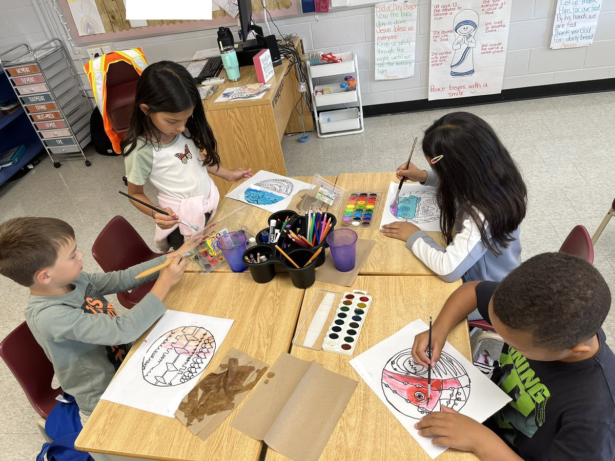 missclaviolette's tweet photo. DOT DAY! 🟠 Ss compared and contrasted Vashti from the beginning of the story to the end of the story. Ss noticed Vashti changed her fixed mindset into a growth mindset and encouraged others to do the same. We ended our day with creating our own dot art! @STCTimberwolves https://t.co/ksfsu5I3lA