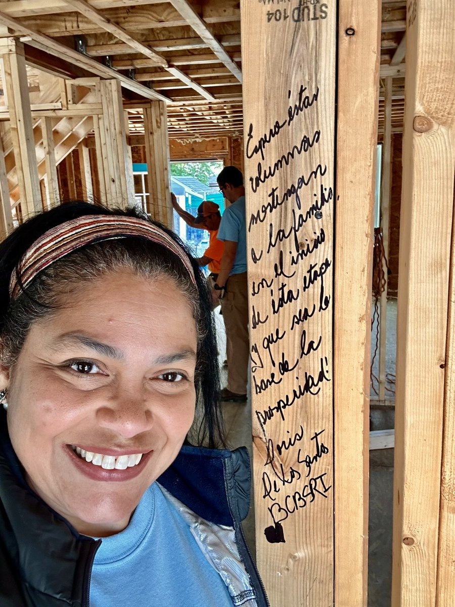 Doris_DLS's tweet photo. The Best Day Ever!
Today, more than 530 @BCBSRI employees painted with blue the state #BlueAcrossRI2023 an annual company-sponsored day of service in collaboration with 14 nonprofits. 
 I❤️ @Habitat_org project making a low income family realize their homeownership dream! https://t.co/zTtVRde3tl