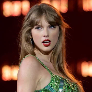JeffMcDev's tweet photo. Taylor Swift and Two Years, Varsity Guy have been ‘quietly hanging out,’ The Messenger reports. https://t.co/f4M86vPtKI