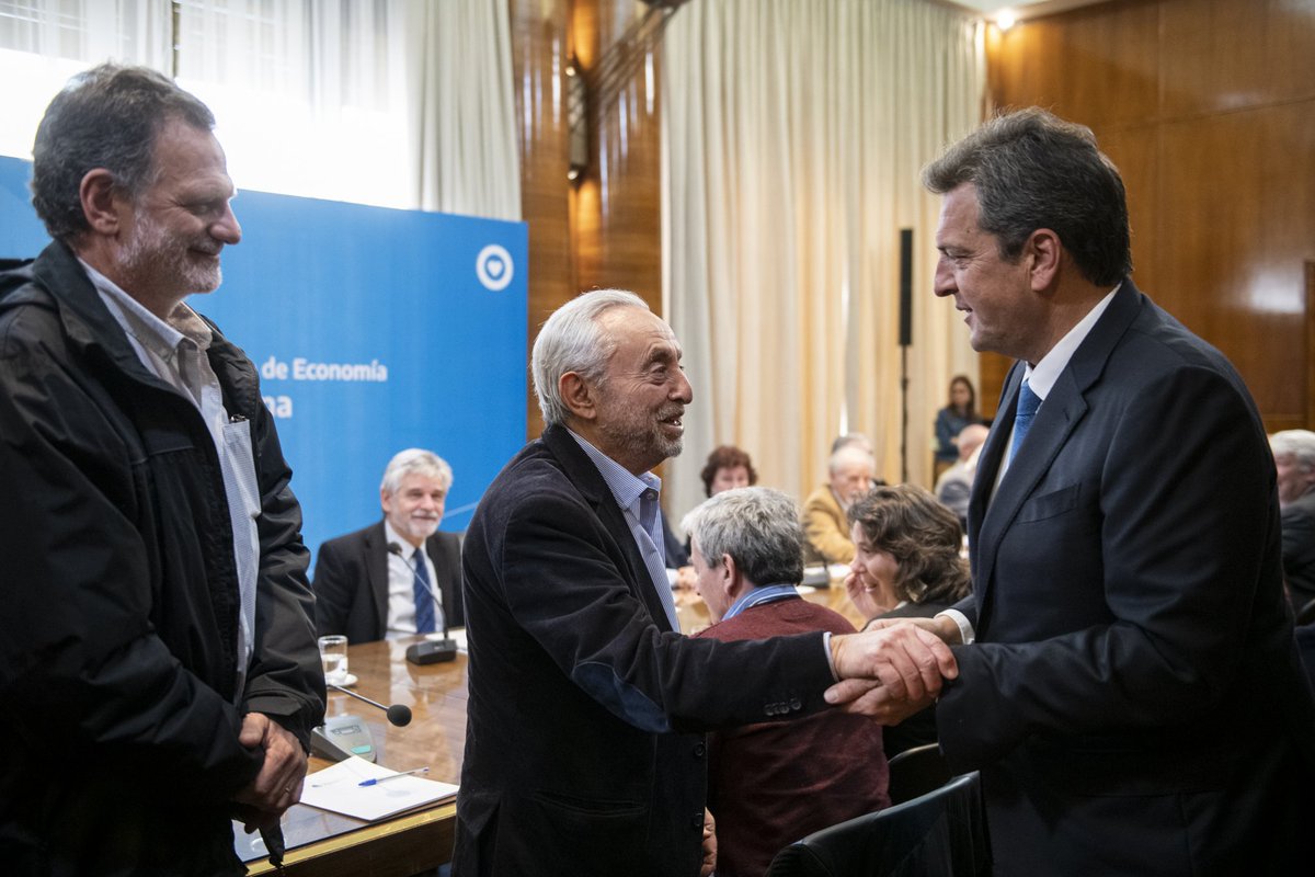 Fer_Goldbaum's tweet photo. Fuimos recibidos por el Ministro de Economía Sergio Massa, por haber recibido el Premio Konex 2023. Argentina cuenta con más de 100 start ups en dicho sector, es importante que el Estado argentino siga apoyando estas políticas para asegurar el desarrollo de nuestro país. https://t.co/okdhRPbm5N
