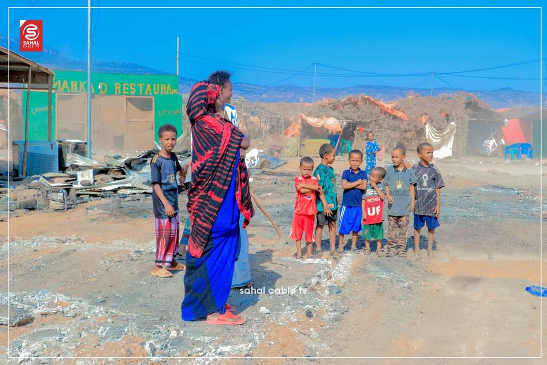 MohamedSelh's tweet photo. Habeenkii labaad ayey yihiin hoy la'aan, hungri la'aan iyo hu' la'aan, gurmad gaadha iskadaaye xataa cidi uma hadlin; mas'uuliyiinta #Sanaag ee u dhaartay iyo #Puntland ba dheg uma jalaqsiin.

Halkani waa magaaladii Dahabka ee #Milxo, Sanaag ee shufbeeshey.  #PrayForMilxo https://t.co/egxYtOfCI1