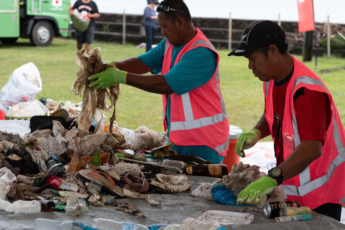 This International Coastal Clean Up Day, we are delighted to have joined the Samoa Recycling and Waste Management Association to clean up along the seawall in Mulinuu - Apia. 

Doing our part to #KeepSamoaClean 

#PacificPartnership2023 #PP23