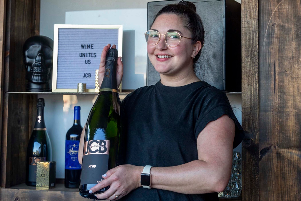 Perfect day at Oxbow RiverStage with music, sun, and a magnum of @JC_Boisset Collection wine in hand! 🚪 Doors open at 5pm  🥂 Elevate your experience with our curated wine collection including <a href="/lve_wines/">LVE Wines</a>, @RaymondVineyard and more at the bar and in VIP. 📸 Mitchell Glotzer