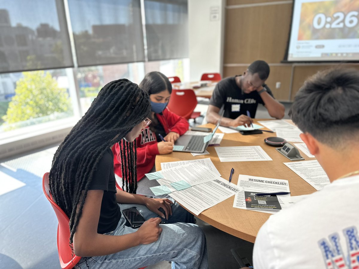 BrkThroughUMD's tweet image. Nearly 100 students joined us today at our Career Bootcamp with @I4C_UMD!

We worked on pair-and-share resume reviews, #ElevatorPitch workshopping and #TechnicalInterview practice.