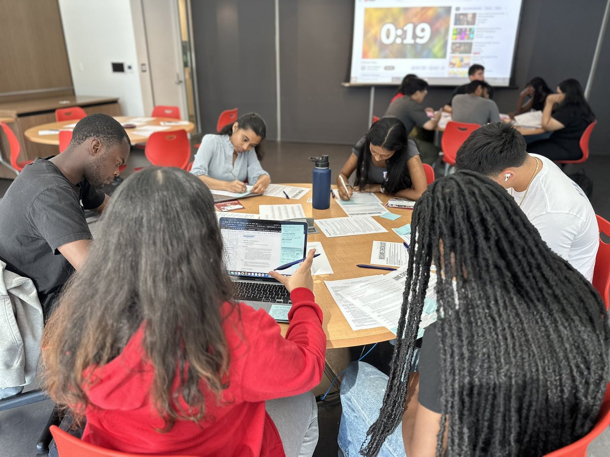BrkThroughUMD's tweet image. Nearly 100 students joined us today at our Career Bootcamp with @I4C_UMD!

We worked on pair-and-share resume reviews, #ElevatorPitch workshopping and #TechnicalInterview practice.