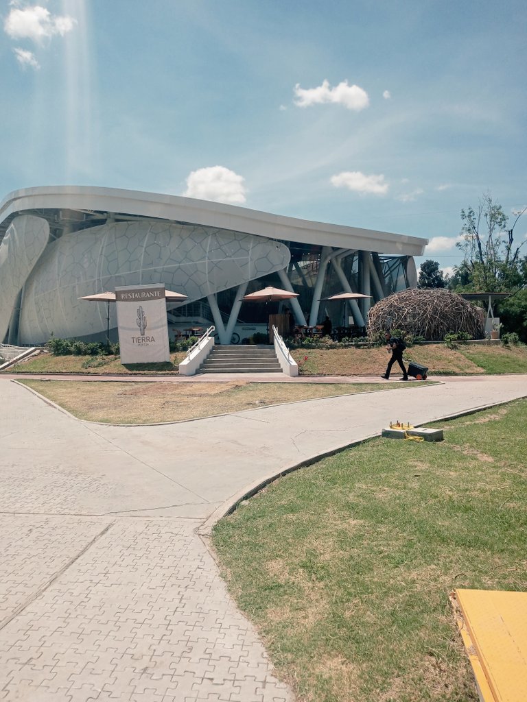 mauriciotiger's tweet photo. @ExploraLeon @FeriaDeLeon @dejame_plantado @urbe_leon @poplabmx @arnoldocuellaro @esquiviases @_enlinea Proyectaban "Cafeteria". Y ahora Restaurant , con piano y tal vez alcoholes ¿ Eso es el Museo de Ciencias @ExploraLeon ? Tanta inversión y atraso de obra por #LaLibelula. #León con Gas Estacionario y ni uso de Calentador Solar. ¿ Quien tiene la concesión ? Amigos de #jcobregons https://t.co/FXDaskCH7E