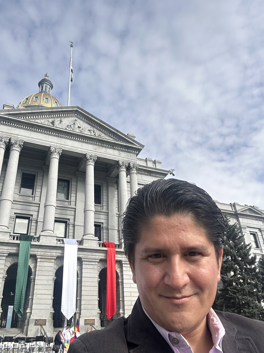 ___mariotorres's tweet photo. Todo listo para dar nuestro Grito de Independencia desde el Capitolio del estado de Colorado. Gracias al cónsul general de México en Denver @pavel_mc por su invitación y por organizar este importante evento en USA. También un gusto de saludar a Elizabeth Velasco, nacida en San Francisco del Rincón Guanajuato. @Velasco4CO es congresista estatal. Colorado State Representative House District 57. La 1era mexicana en lograrlo. 

Viva México!!!
Viva la Independencia de México!!!
Vivan los Mexicanos que viven en el Exterior!!
Vivan los Mexicanos Migrantes!!!

#AMLO4T #México4T #PartidoMorena #Morena4T
#FamiliasBinacionales #Mexicanos #Mexicanas #ComunidadMigrante #ComunidadBinacional 
#MéxicoFuerte #MéxicoChingón
#MéxicoLindoYQuerido