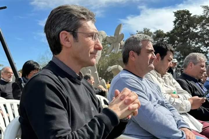 lucasgvaliente's tweet photo. Hoy junto al Intendente #RicardoManera y al Intendente electo #DiegoCarballo estuve acompañando a @Coovilros en la inauguración del nuevo Parque Crematorio "Jardín del Rosario " 🕊️. 

Felicitaciones por este nuevo servicio prestado para los habitantes de toda la región. 👏👏 https://t.co/HPVvZ584W6