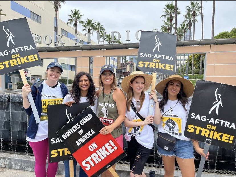 icescinema's tweet image. show em how it's done 🪧🪧🪧