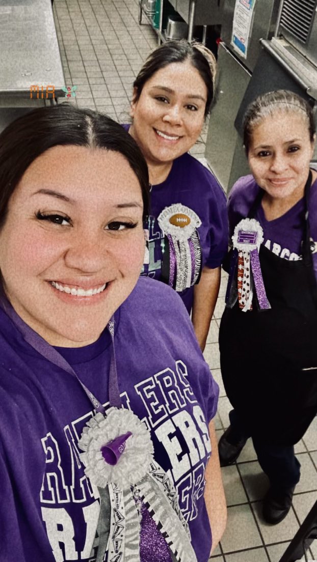 SMCISD_CN_DEPT's tweet image. Rattler Spirit at its best! 🐍🎉 Our Hernandez cafe team is fueling the Homecoming 2023 excitement with nutritious goodness at Hernandez Elementary. 💪🍏 #SanMarcosCISD #RattlerPride #Homecoming2023 #SchoolNutrition @HernandezSMCISD