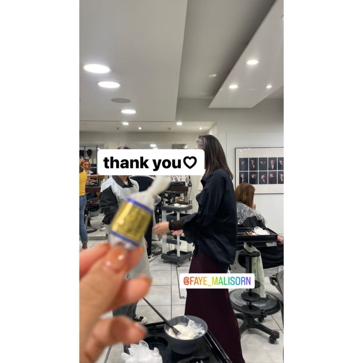 bringmefaye's tweet image. คุณมะลิ และเพื่อนๆ ในคลาสเรียนที่ Sassoon Academy สดใสกันมากๆ เลย คุณมะลิมีขนมมาฝากเพื่อนๆ ตลอดเลย คนดีคนเก่ง💛

#ฝ้ายสุภาพร
#faye_malisorn 
#sassoonacademy