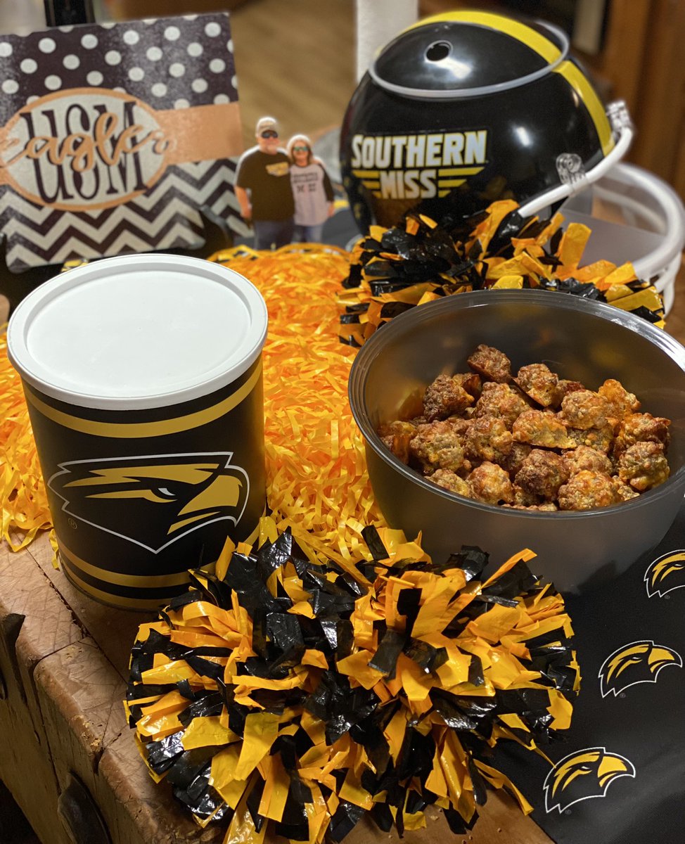 KaylaESteelman's tweet photo. Pom Poms & sausage ballsโฆmust only mean one thingโฆ.๐ฆ
#ItsSaturdayAtTheRock #SMTTT #AlwaysEagles #WelcomeToTheHallWay ๐ค๐๐ https://t.co/AZCP4SsJVA