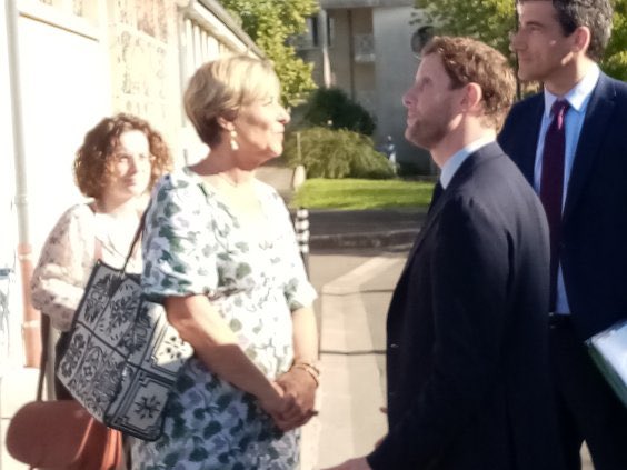 v_guggiari's tweet photo. #Vélo | Clément Beaune, ministre des Transports à l’école Edmond Proust de #Niort pour rencontrer la nouvelle génération vélo ! 1800 élèves de CM1et CM2 seront formés dès cette année dans 75 écoles pour savoir rouler en sécurité @acpoitiers @DSDEN79 @BndicteRobert https://t.co/GkrDP5M0Ry