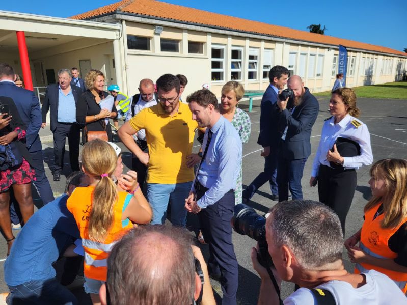 v_guggiari's tweet photo. #Vélo | Clément Beaune, ministre des Transports à l’école Edmond Proust de #Niort pour rencontrer la nouvelle génération vélo ! 1800 élèves de CM1et CM2 seront formés dès cette année dans 75 écoles pour savoir rouler en sécurité @acpoitiers @DSDEN79 @BndicteRobert https://t.co/GkrDP5M0Ry