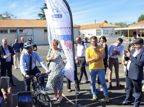 v_guggiari's tweet photo. #Vélo | Clément Beaune, ministre des Transports à l’école Edmond Proust de #Niort pour rencontrer la nouvelle génération vélo ! 1800 élèves de CM1et CM2 seront formés dès cette année dans 75 écoles pour savoir rouler en sécurité @acpoitiers @DSDEN79 @BndicteRobert https://t.co/GkrDP5M0Ry