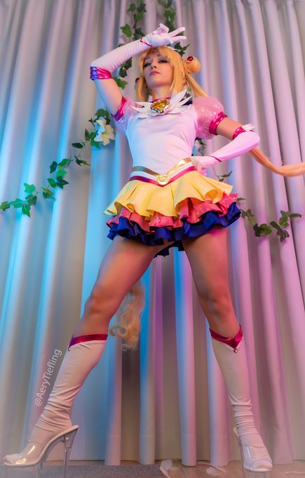 1 pic. In the name of the moon, I'll let you punish me! ✨?

Sailor Moon Eternal set coming out now and