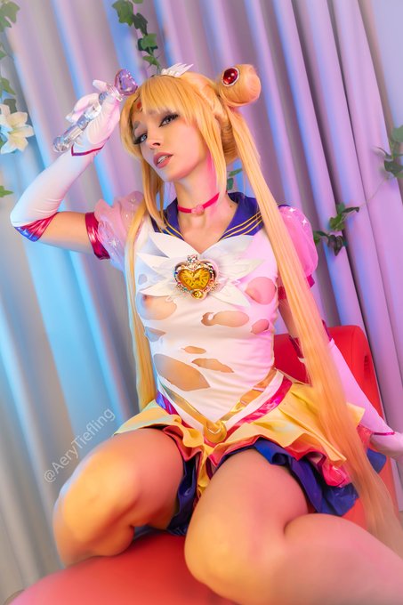 2 pic. In the name of the moon, I'll let you punish me! ✨?

Sailor Moon Eternal set coming out now and