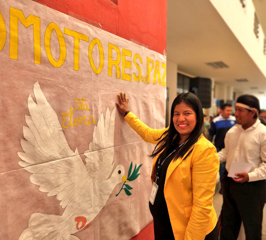 StaElenaCJ's tweet photo. Gracias a los nuevos promotores de paz, que junto a la Dir. Prov. @RBejeguen, plasmaron su compromiso ante la comunidad. #SomosCulturaDePaz. https://t.co/YExbBDwRZ8