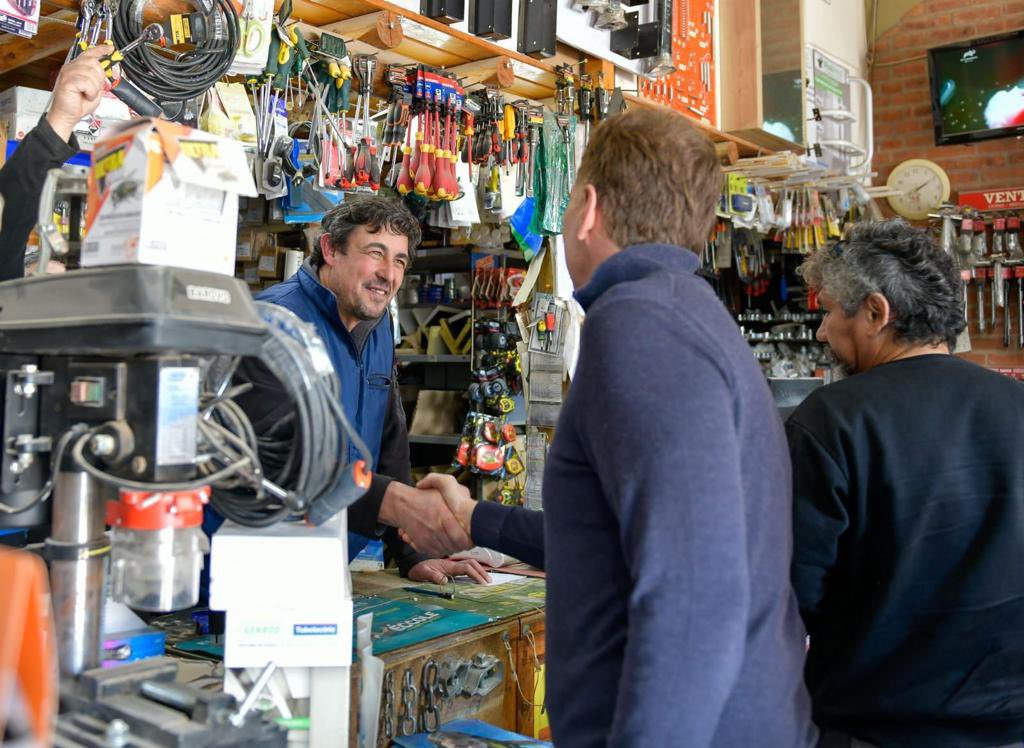diegosantilli's tweet photo. En Cañuelas, los vecinos también están llenos de ganas de vivir en una Provincia segura, ordenada, con trabajo y educación. Con @PatoBullrich , @SantiagoMacGoey y la fuerza del campo y los laburantes que se rompen el lomo todos los días, vamos a hacerlo posible. https://t.co/4oNZNAXueB