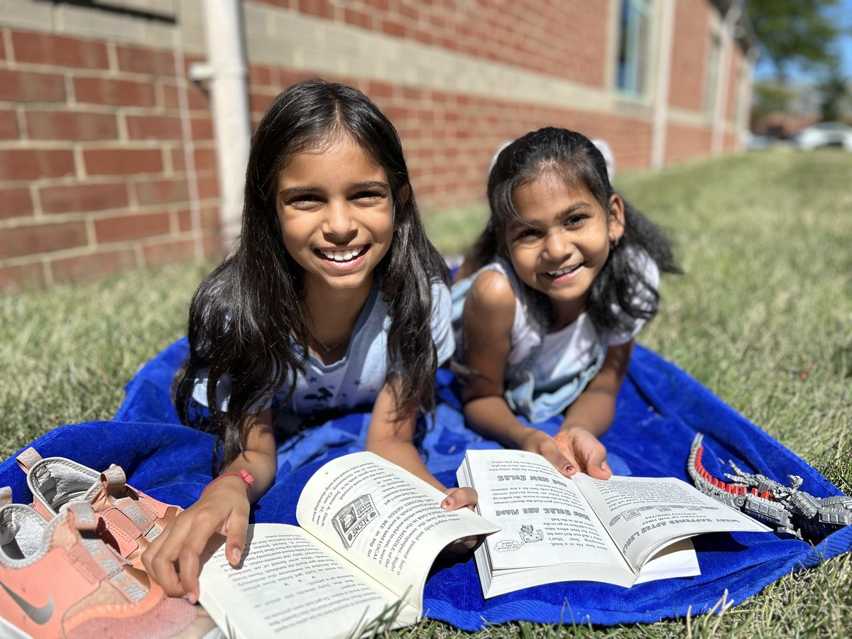 MissyMecum's tweet photo. Today was a perfect day for these Comets to read in the Mason Elementary Secret Garden! https://t.co/pvZ0TiEntW
