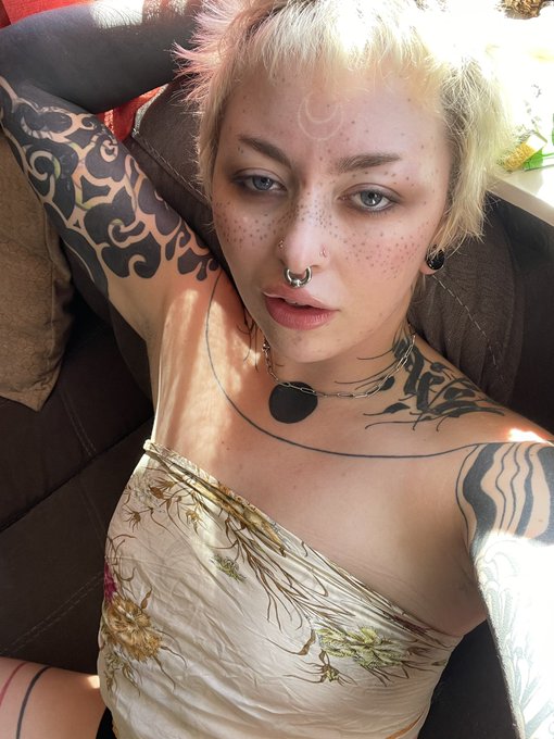 What was the thing they say about bedroom eyes? 😏 https://t.co/ExTOpyya5T