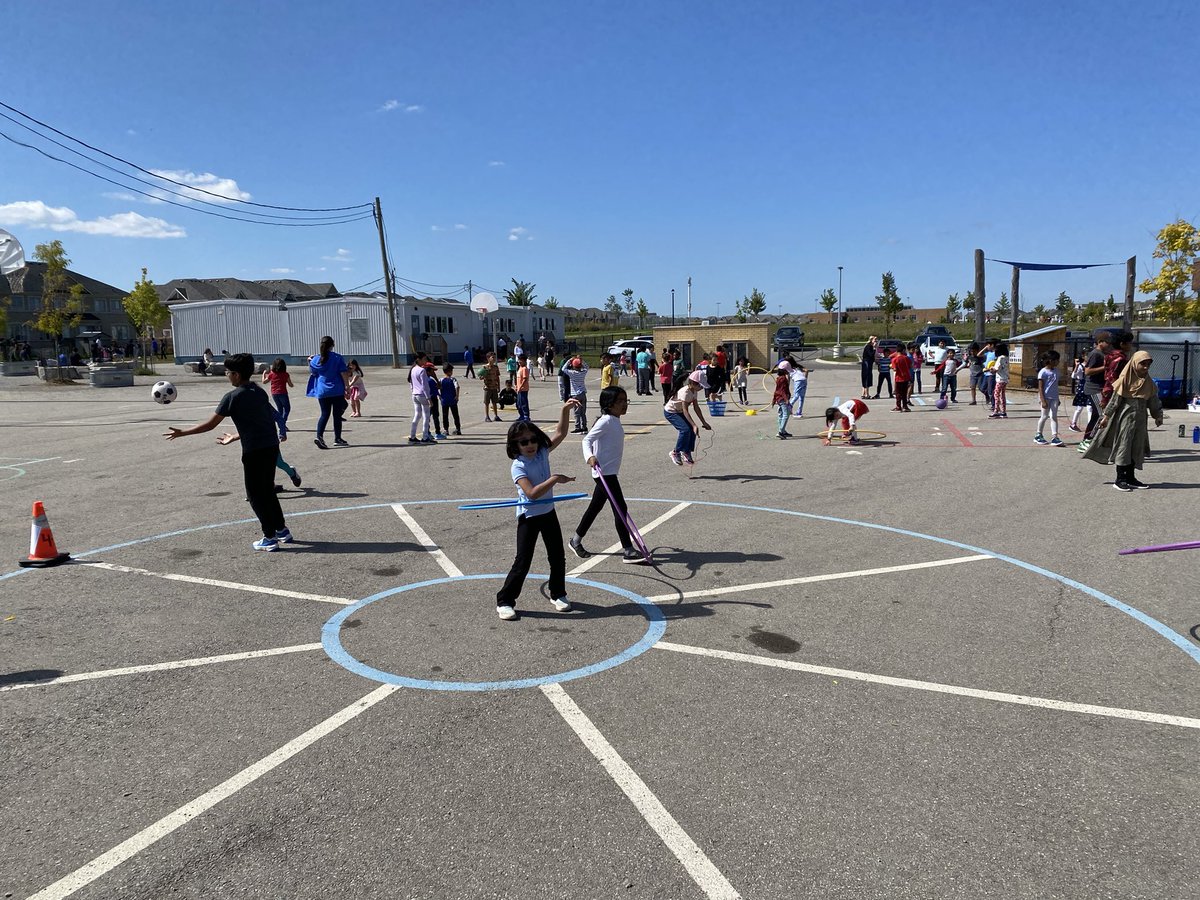 This afternoon we got back to our fun Friday with the Grade 2’s! 2-1,2-2, and 23/1 joined us for outdoor education where we reviewed fun activities on the hardtop! <a href="/DesmondHDSB/">Viola Desmond Public School</a> <a href="/MsThorogood/">Ms. Thorogood</a> <a href="/MrsDPetkovic/">Mrs. Petkovic</a>