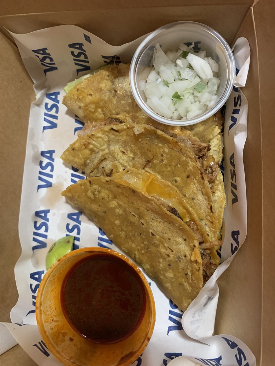 lineth2703's tweet photo. Hoy pasé por @GambrinusPanama en la city para probar la 🌮Birria Penonomeña y está brutal brutal!!!🔥🔥🔥 El aeropuerto @emalek1985 como siempre sacándola del estadio. 🙌🏻🙌🏻🙌🏻 @PanamaWeek #TacoWeek https://t.co/ctUVQy3jPn