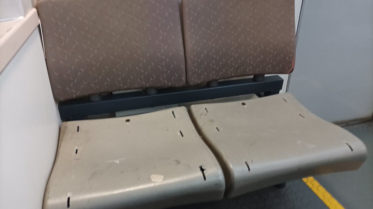 MeanRuka's tweet photo. En estas condiciones está el #biotren que va desde Mercado hasta Hualqui a las 19:00
Y no son solo esos 2 asientos, son muchos a lo largo del tren. https://t.co/TYKciDXXyu