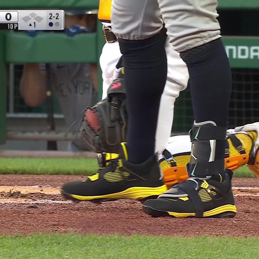 Aaron Judge Honors Roberto Clemente With Jordan Cleats