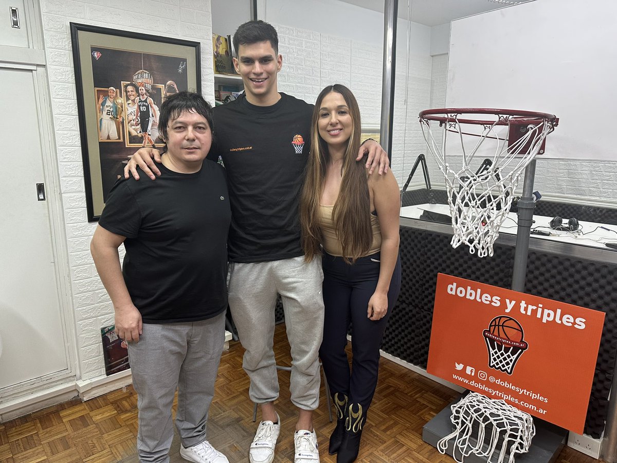 doblesytriples's tweet photo. ¡Muchas gracias @facuvaz22 por la entrevista para @doblesytriples en @ucuweb!
🎙️📱: @macarenalou16 y @adaniyasebas
👚🧢: @YPFGasAkitom y #crearindumentaria
#FacuVázquez #UCUWeb #UCUPlay #LigaNacional @LigaNacional @basquetplatense #FacundoVázquez https://t.co/aGk0BvTXZ9