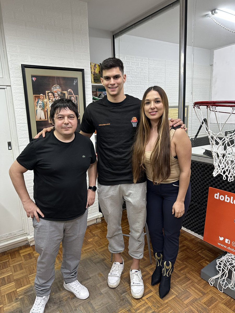doblesytriples's tweet photo. ¡Muchas gracias @facuvaz22 por la entrevista para @doblesytriples en @ucuweb!
🎙️📱: @macarenalou16 y @adaniyasebas
👚🧢: @YPFGasAkitom y #crearindumentaria
#FacuVázquez #UCUWeb #UCUPlay #LigaNacional @LigaNacional @basquetplatense #FacundoVázquez https://t.co/aGk0BvTXZ9