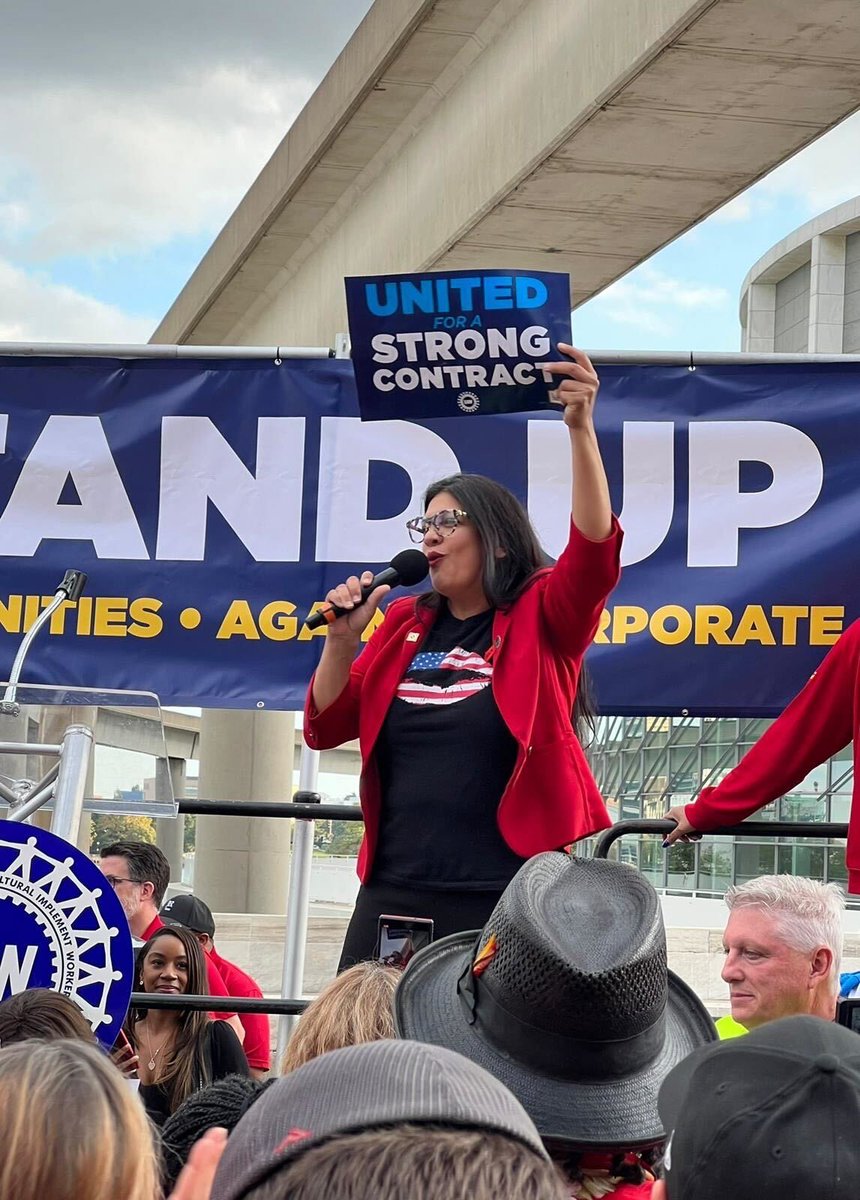 Proud to join <a href="/SenSanders/">Bernie Sanders</a> on strike with the <a href="/UAW/">UAW</a> in Detroit. Their fight for economic justice and human dignity is the fight of the entire working class.