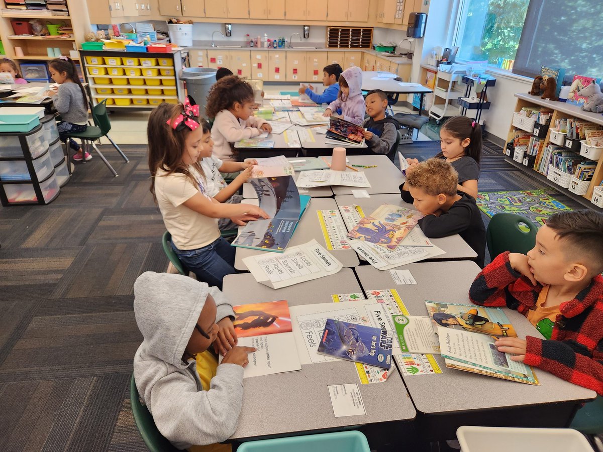 We had an extra fun Friday today! Principal Pareja read us a story, we earned an apple tasting party for filling our class bucket, did an apple experiment, and met our 10 minute reading stamina goal!